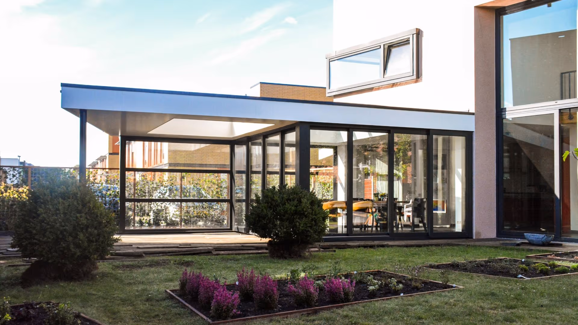 Exclusieve serre met slanke aluminium profielen en luxe buitenruimte in Vijfhuizen