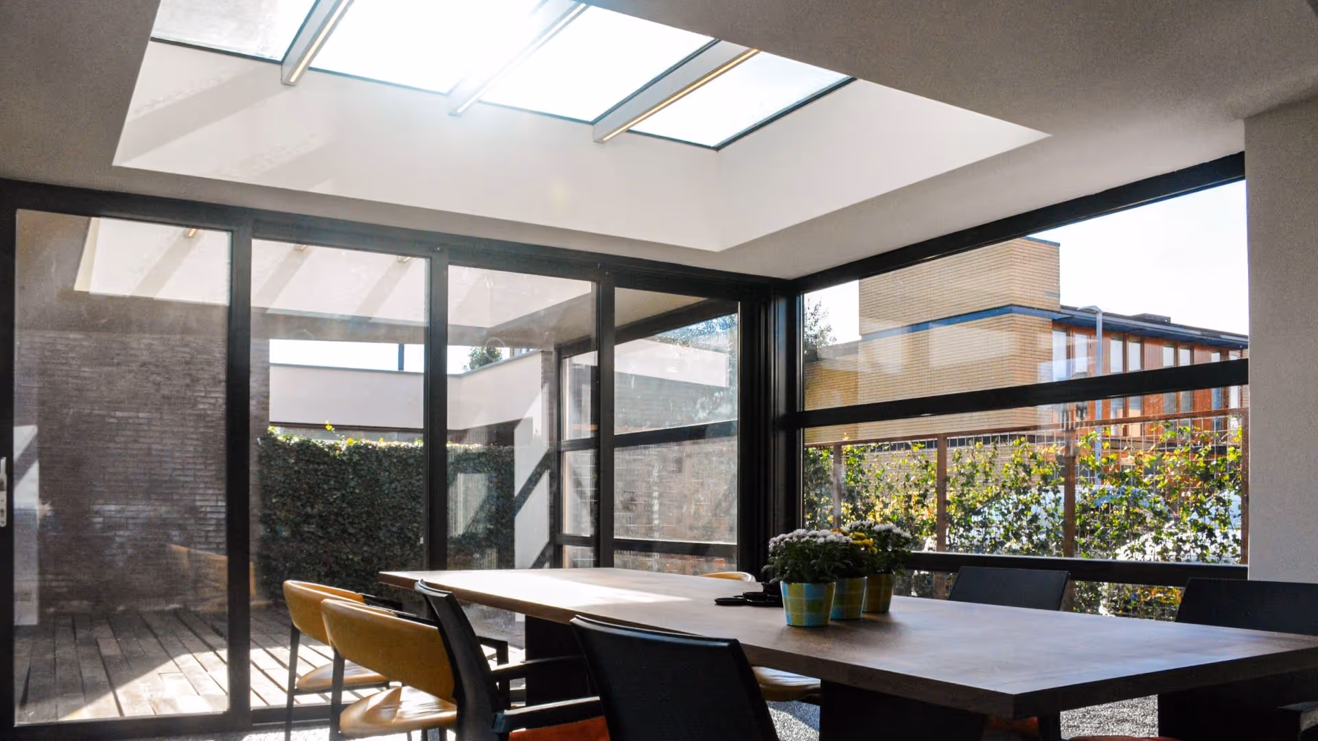 Moderne design serre met lichtstraat en panoramische glazen puien voor optimaal wooncomfort