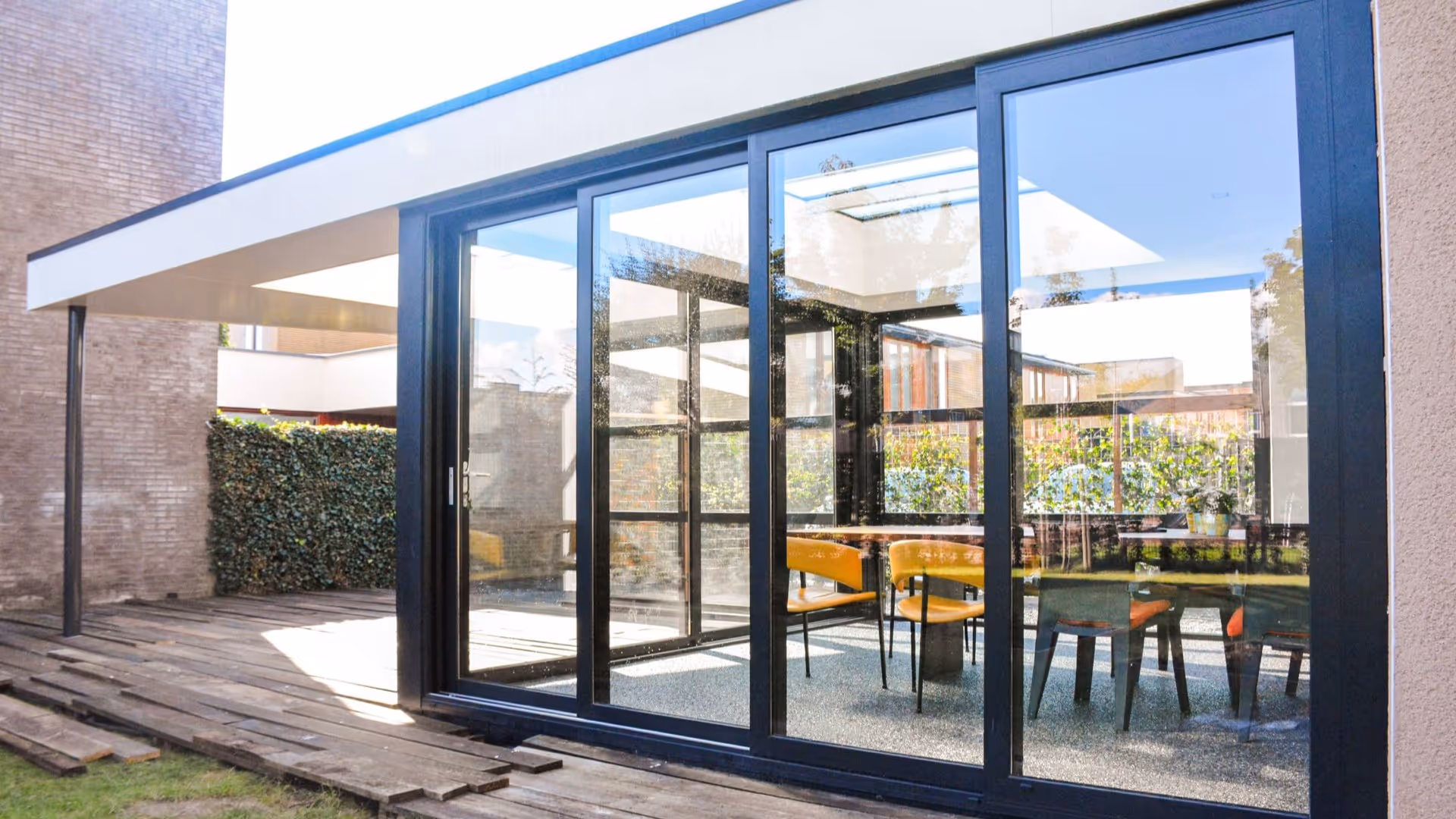 Luxe serre met veel glas en moderne aluminium kozijnen voor maximale lichtinval