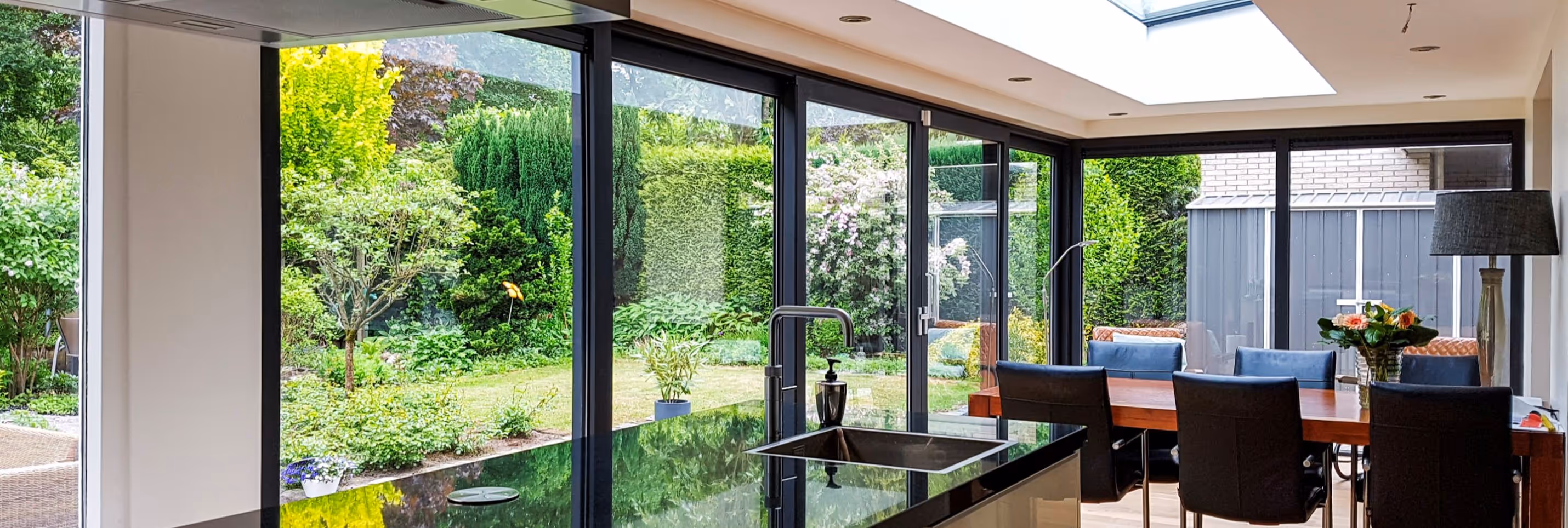 Serre uitbouw Enschede - Exclusieve serre aanbouw met lichtstraat en panoramisch uitzicht op de tuin