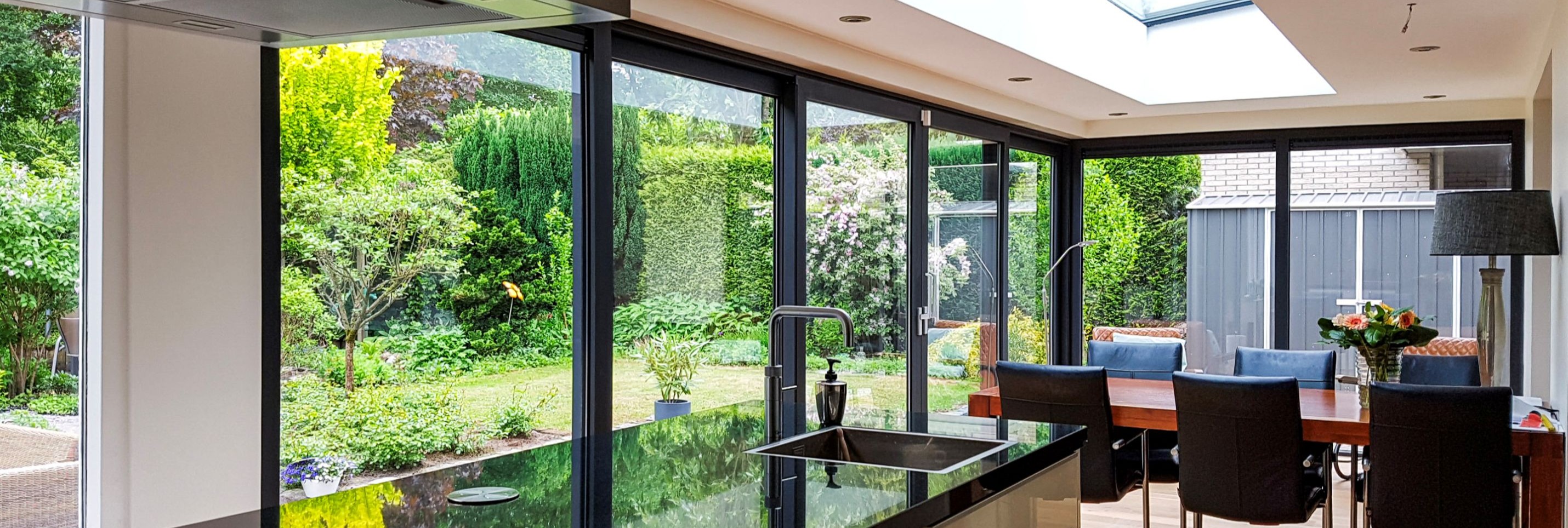 Serre uitbouw Enschede - Exclusieve serre aanbouw met lichtstraat en panoramisch uitzicht op de tuin
