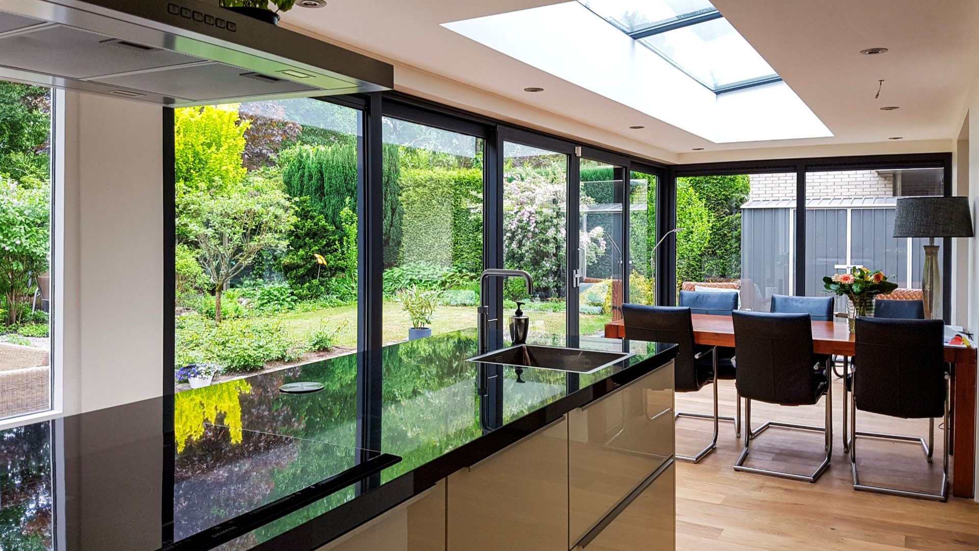 Moderne glazen serre met slanke aluminium kozijnen en luxe leefkeuken