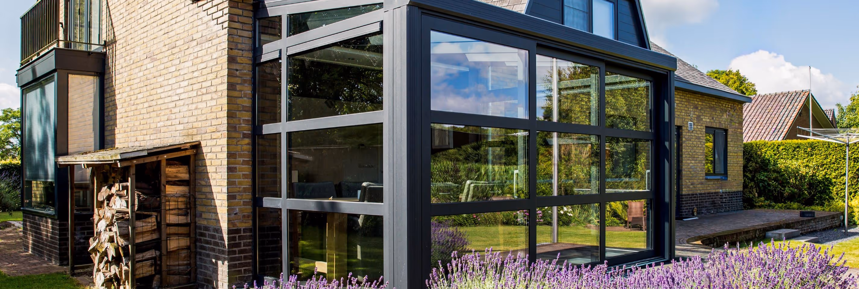 Serre uitbouw in Diepenheim - Strakke aluminium serre aan woning met grote glaspartijen en moderne uitstraling