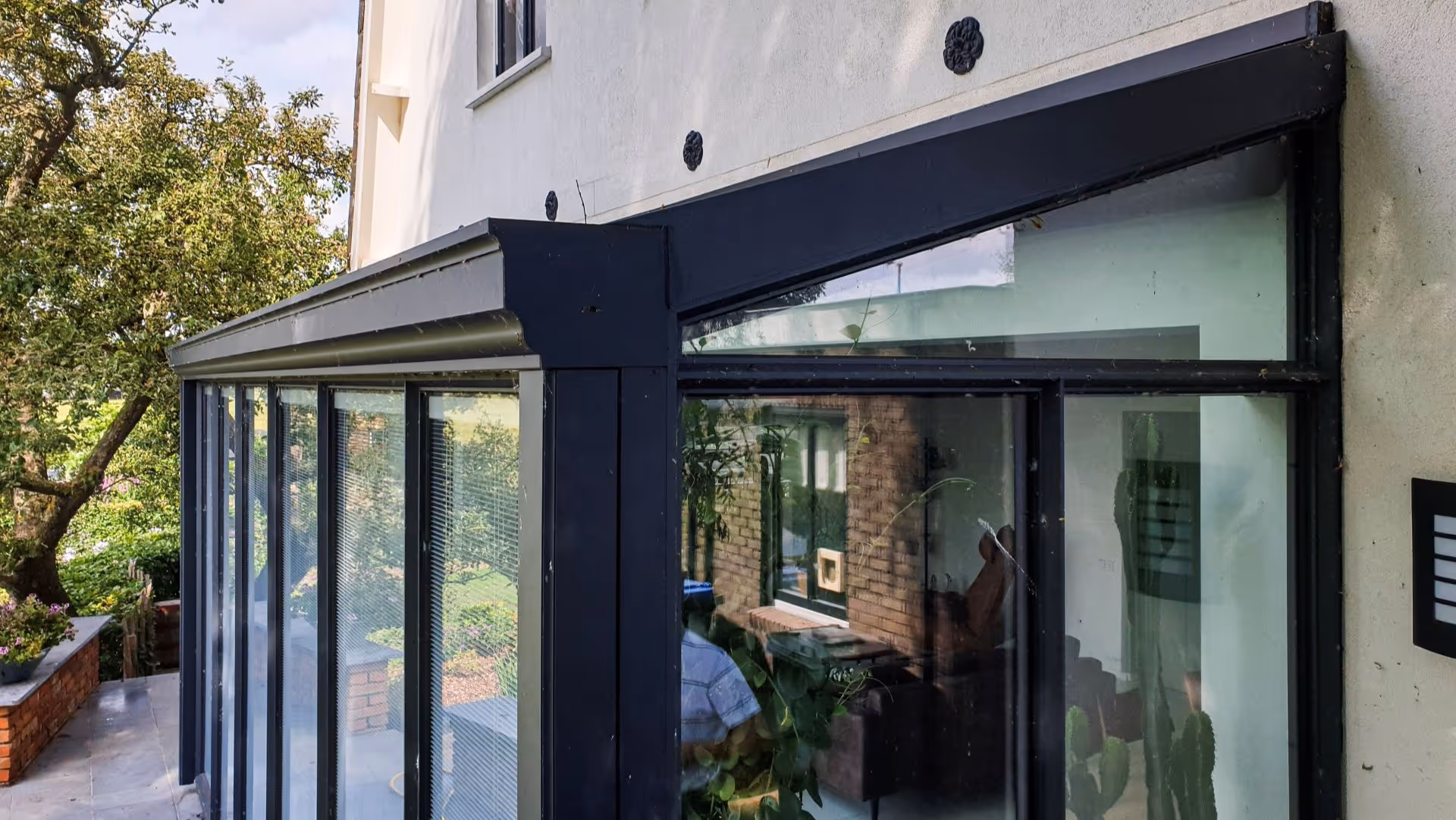 Detail van aluminium serreconstructie met glazen dak en moderne kozijnen
