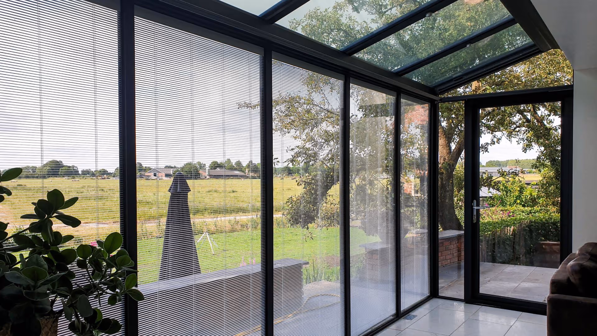 Lichte tuinkamer met glazen wanden en vrij uitzicht over het landschap