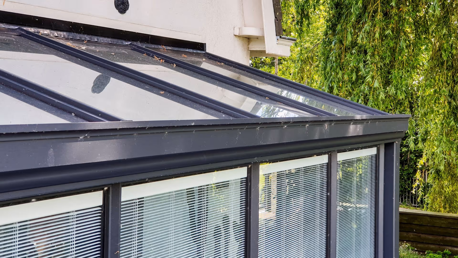 Detailfoto van glazen serre dakconstructie met zwarte aluminium afwerking