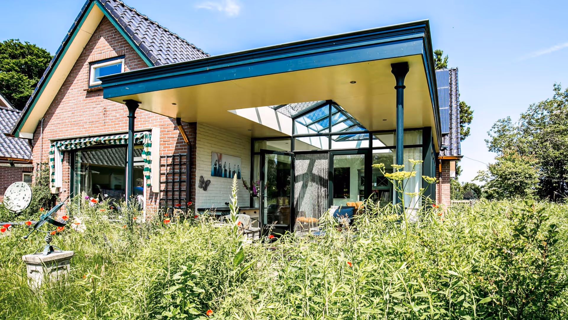Moderne woning met stijlvolle serre aanbouw en zwarte aluminium kozijnen