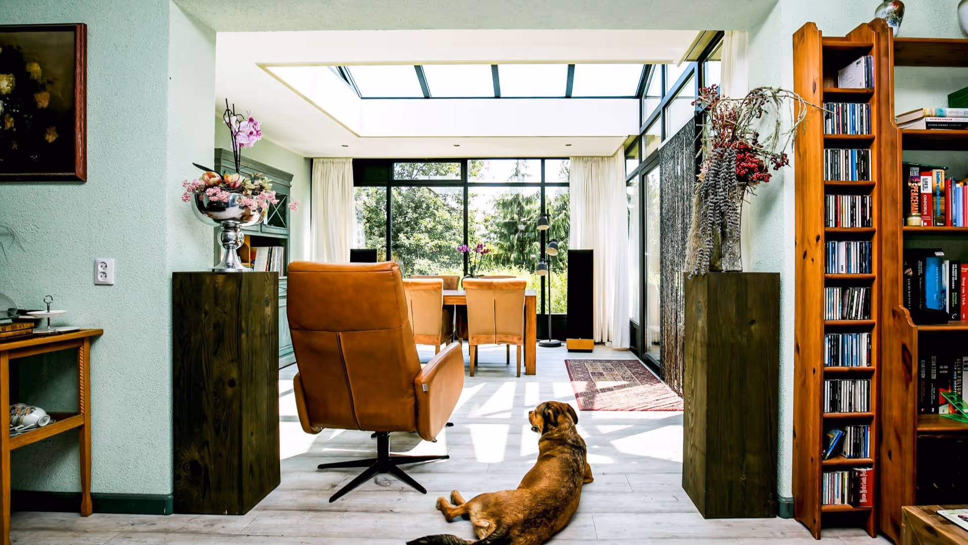 Moderne leefruimte met glazen dakconstructie en veel natuurlijk licht