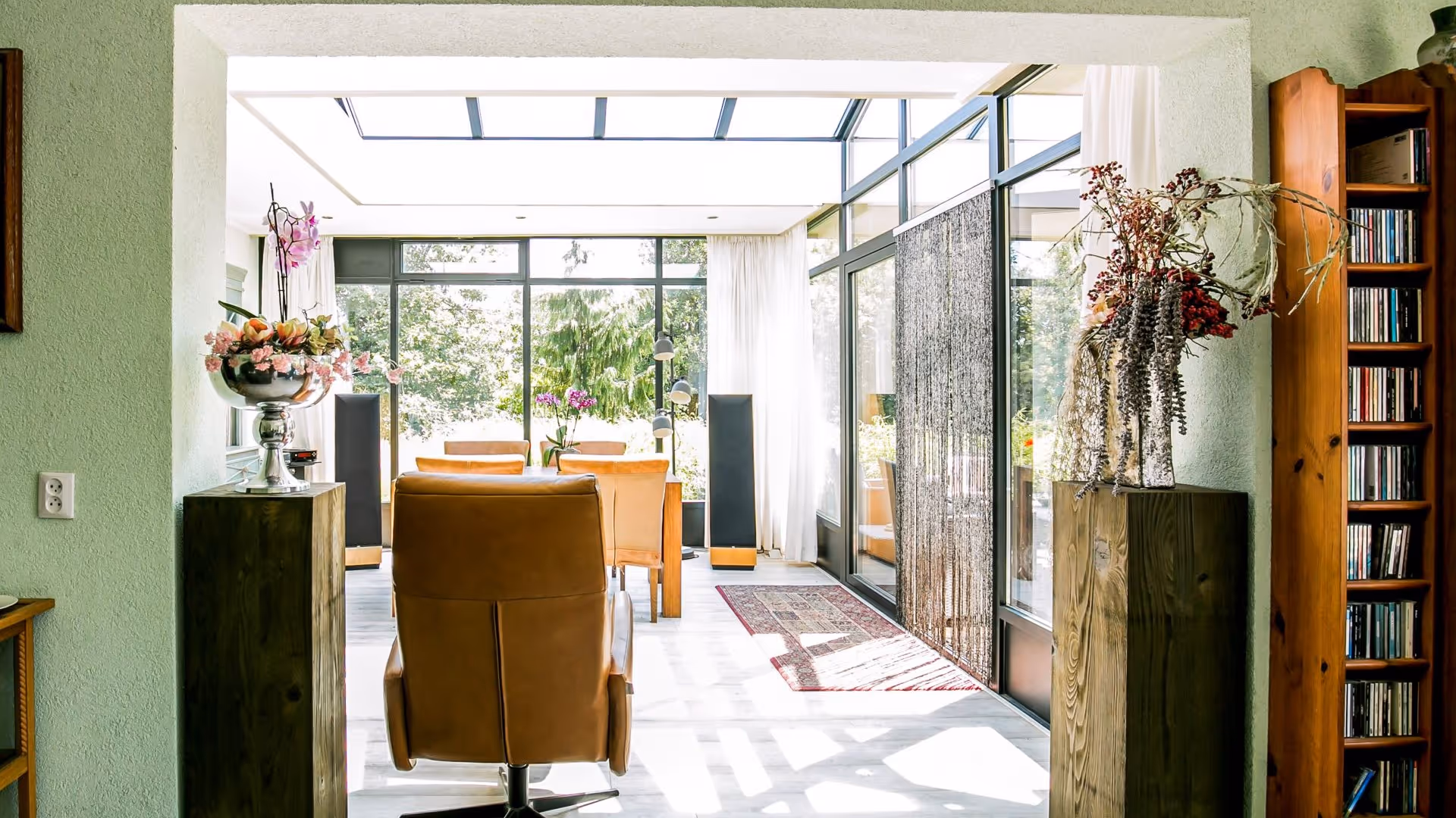 Moderne glazen woonuitbreiding met veel daglicht en open zicht op de tuin