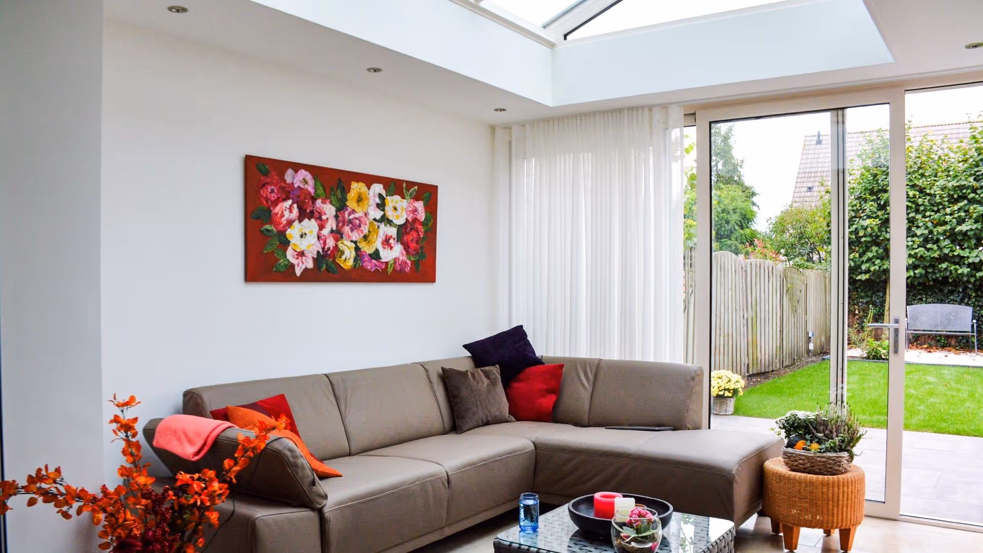 Luxe serre interieur met glazen lichtstraat en moderne woonkamer