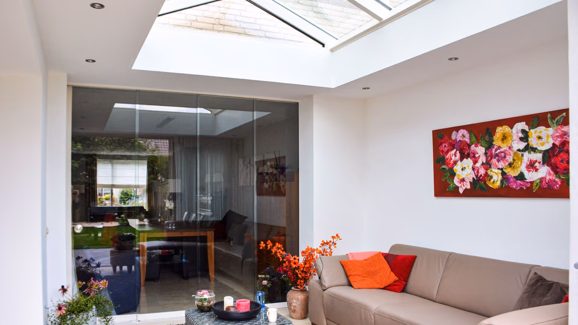 Moderne leefserre met glazen dak en comfortabele zithoek vol daglicht