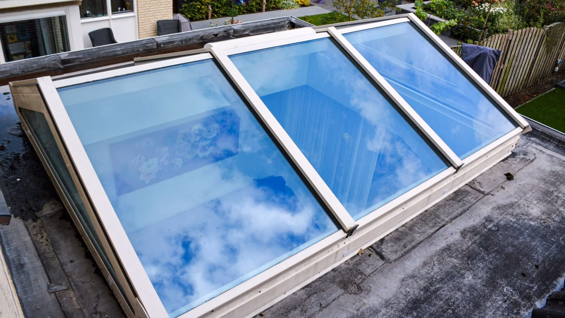 Bovenaanzicht van moderne serre met glazen dakconstructie en aluminium profielen