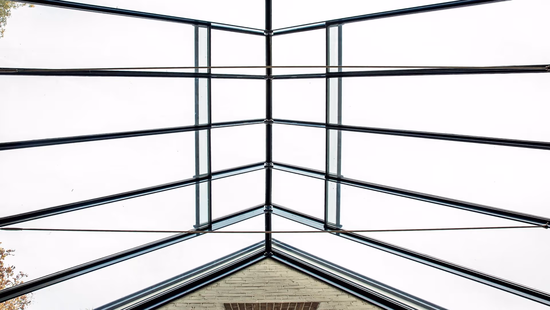 Symmetrisch glazen zadeldak met slanke stalen constructie en veel daglicht