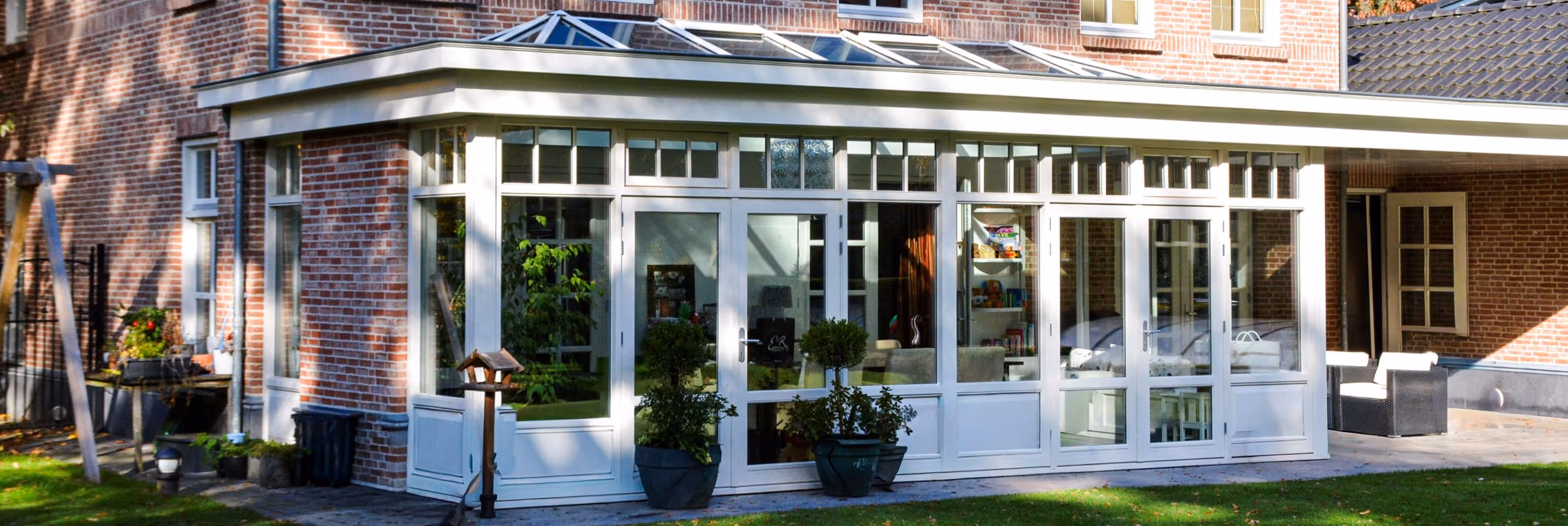 Houten serre Roermond - Klassieke witte serre met lichtstraat aan vrijstaande bakstenen woning in Roermond.