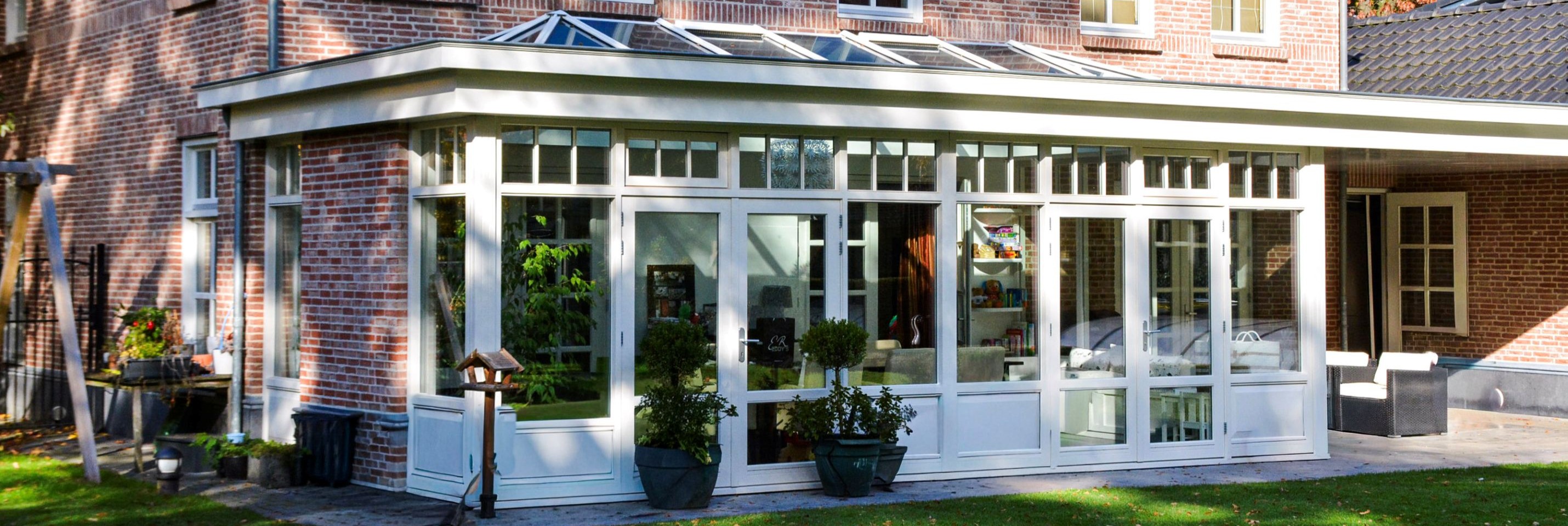 Houten serre Roermond - Klassieke witte serre met lichtstraat aan vrijstaande bakstenen woning in Roermond.