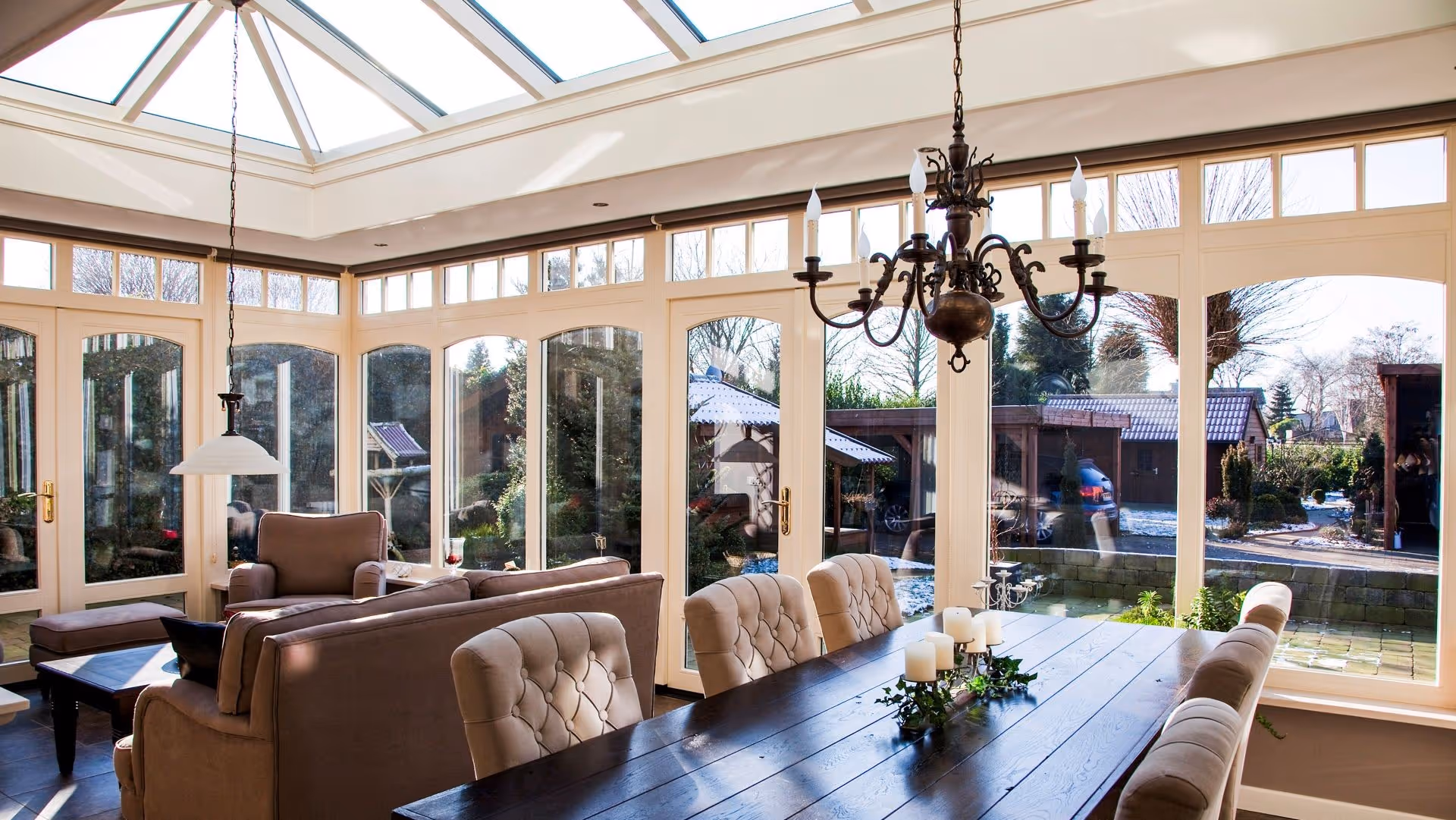 Luxe tuinkamer met glazen dak, grote raampartijen en veel daglicht als verlengstuk van de woonkamer