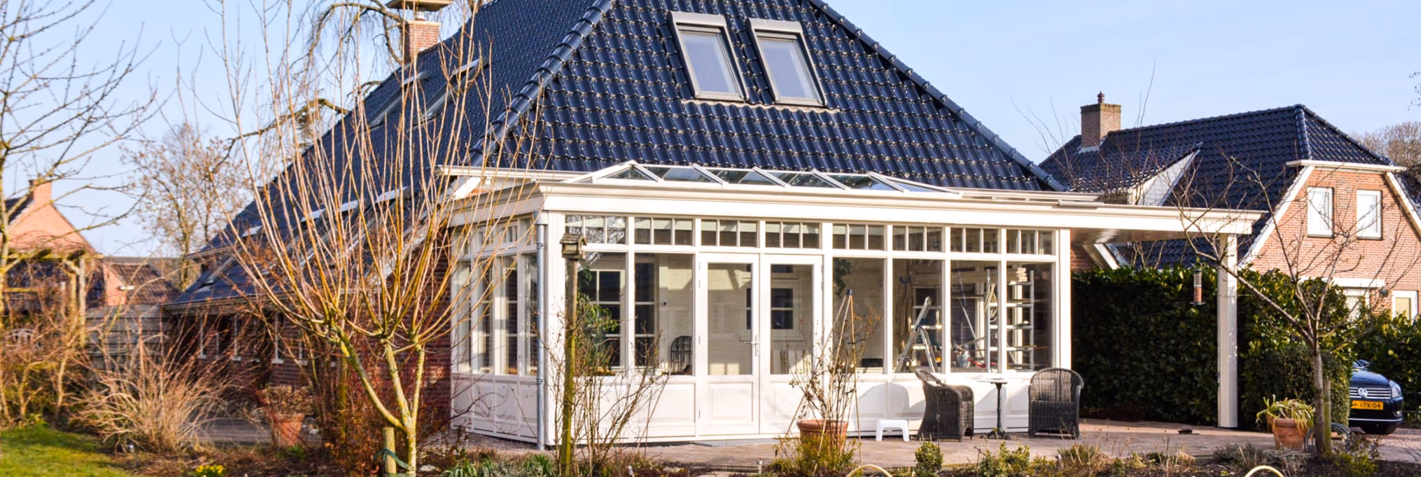 Houten serre Grotegast - Witte landelijke serre met glazen lichtstraat als ruime woonuitbreiding aan een vrijstaande woning.