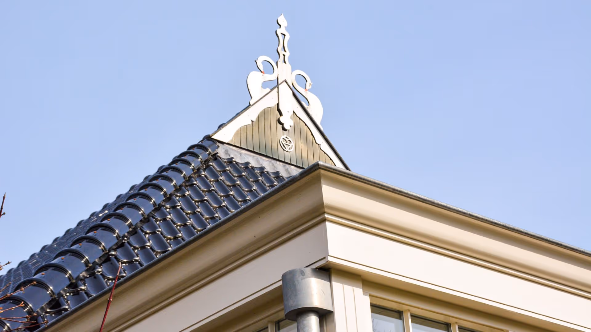 Landelijke woning met stijlvolle glazen aanbouw en ruime serre aan de tuinzijde.