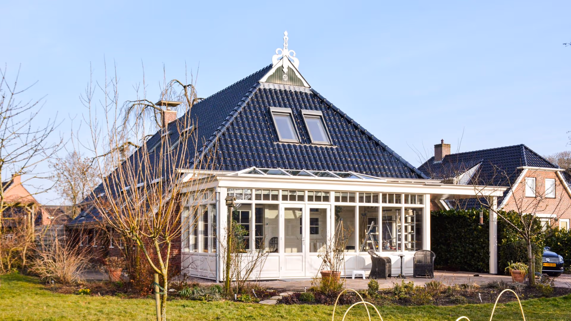 Detail van glazen lichtstraat in serre die zorgt voor extra daglicht en ruimtelijkheid.