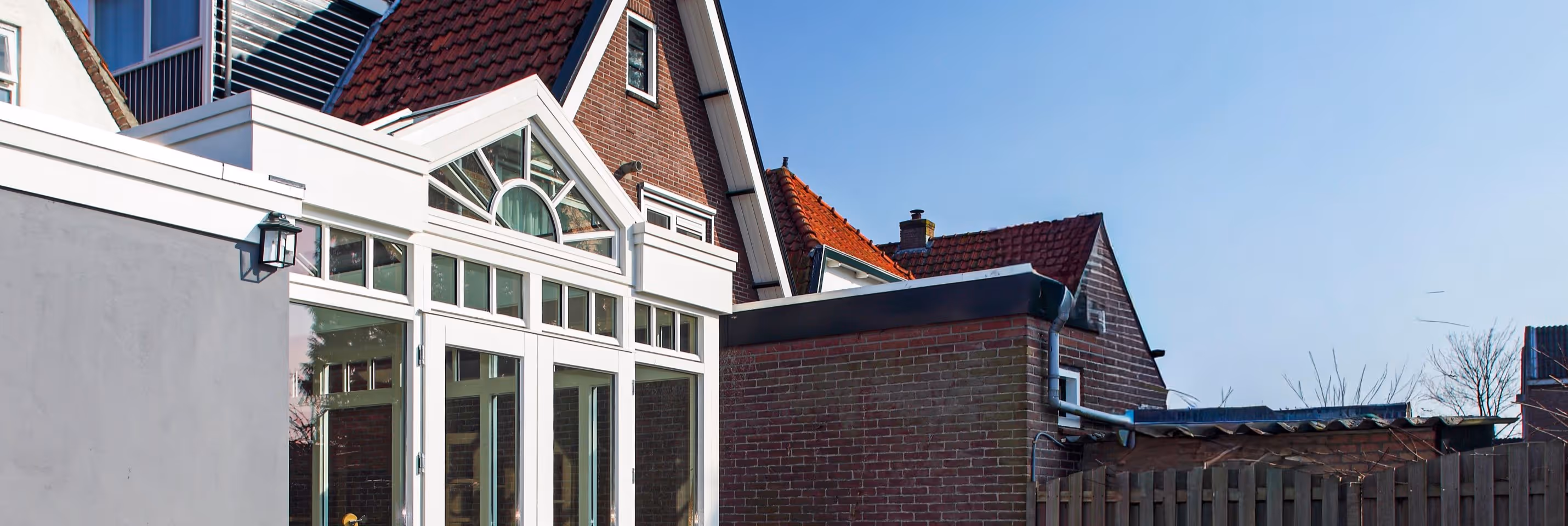 Houten serre Drachten - Klassieke witte serre met glazen topgevel en grote raampartijen als stijlvolle woonuitbreiding.