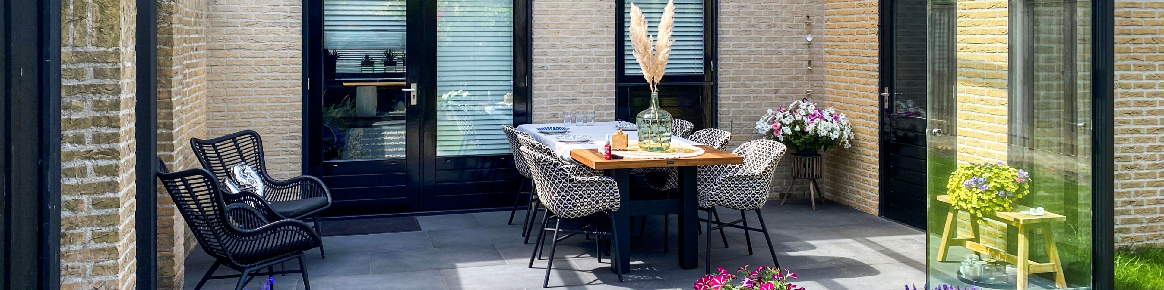 Tuinkamer overstek Hengelo - Luxe terrasoverkapping met glazen schuifwanden voor optimaal buitenleven in alle seizoenen