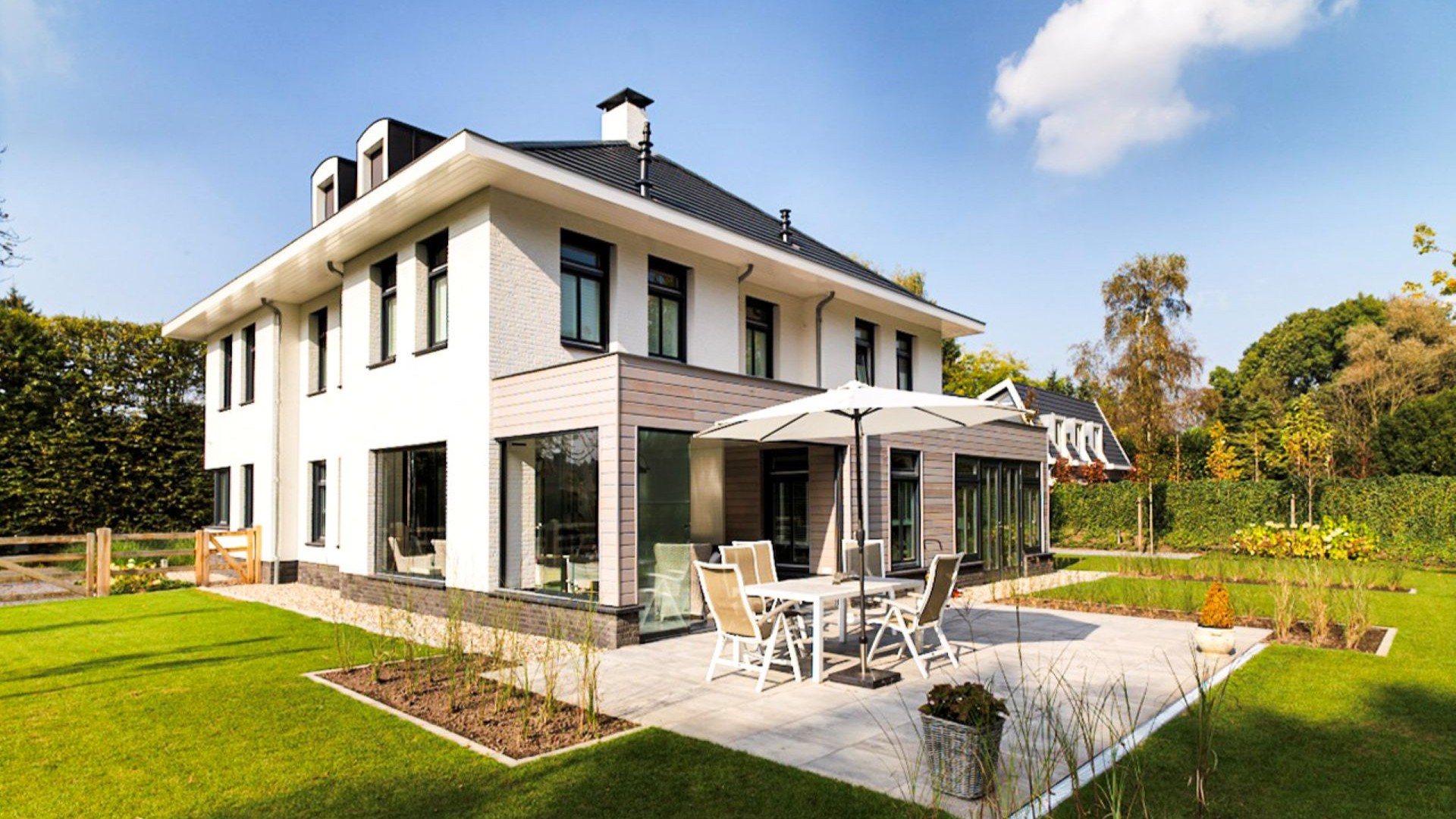 Moderne tuinkamer met glazen schuifwanden als stijlvolle uitbreiding van de woning