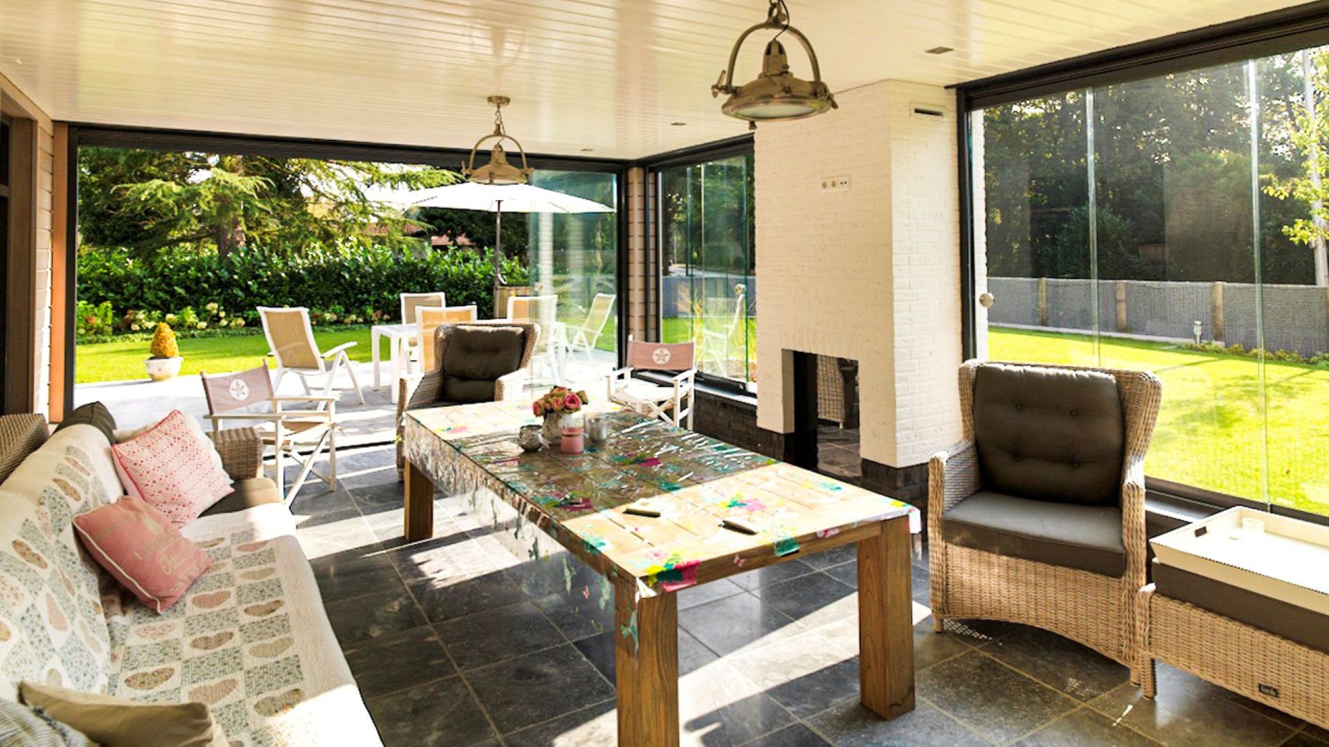Exclusieve tuinkamer met open haard, glazen schuifwanden en comfortabele loungehoek