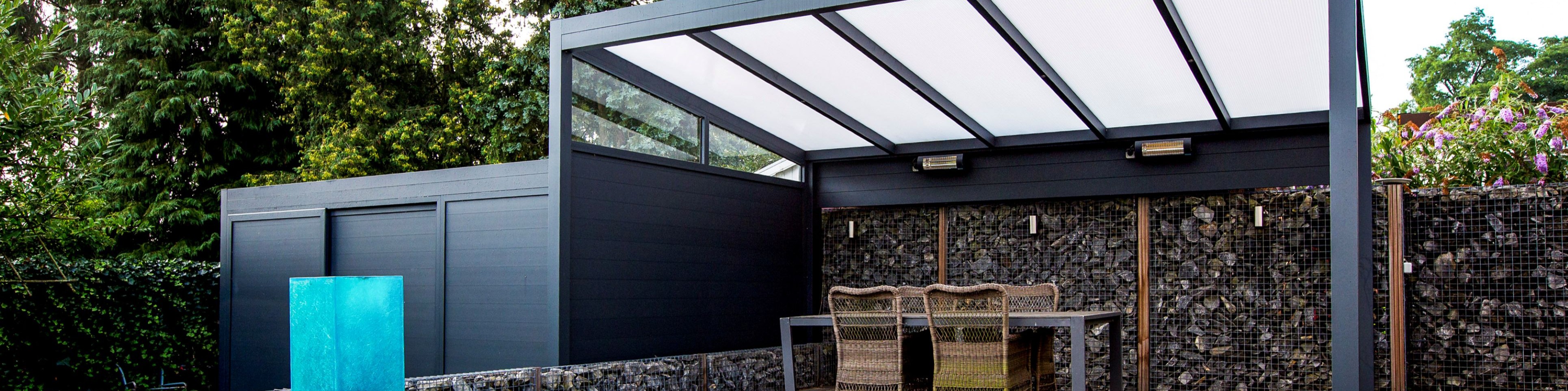 Vrijstaande veranda Nijverdal - Moderne aluminium terrasoverkapping met geïntegreerde berging en sfeervolle buitenruimte