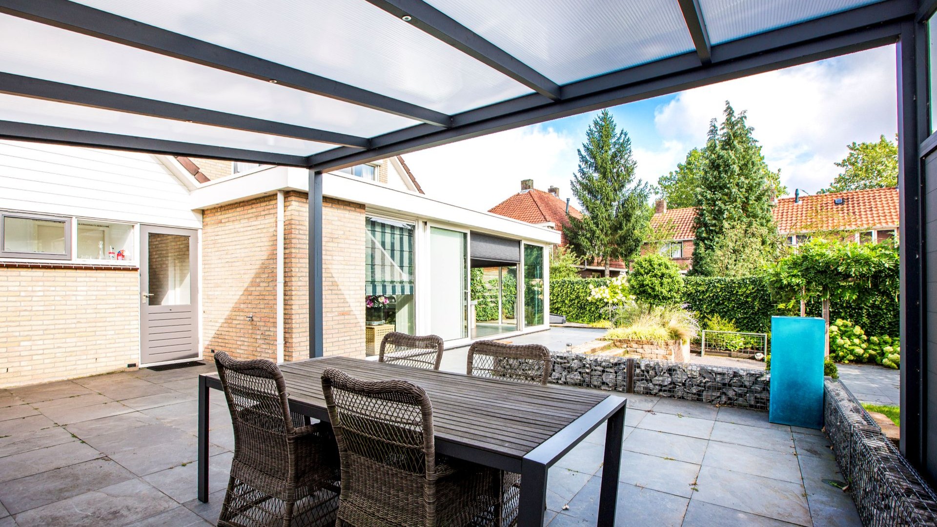 Aluminium veranda met geïntegreerde berging en moderne afwerking voor optimaal buitenleven