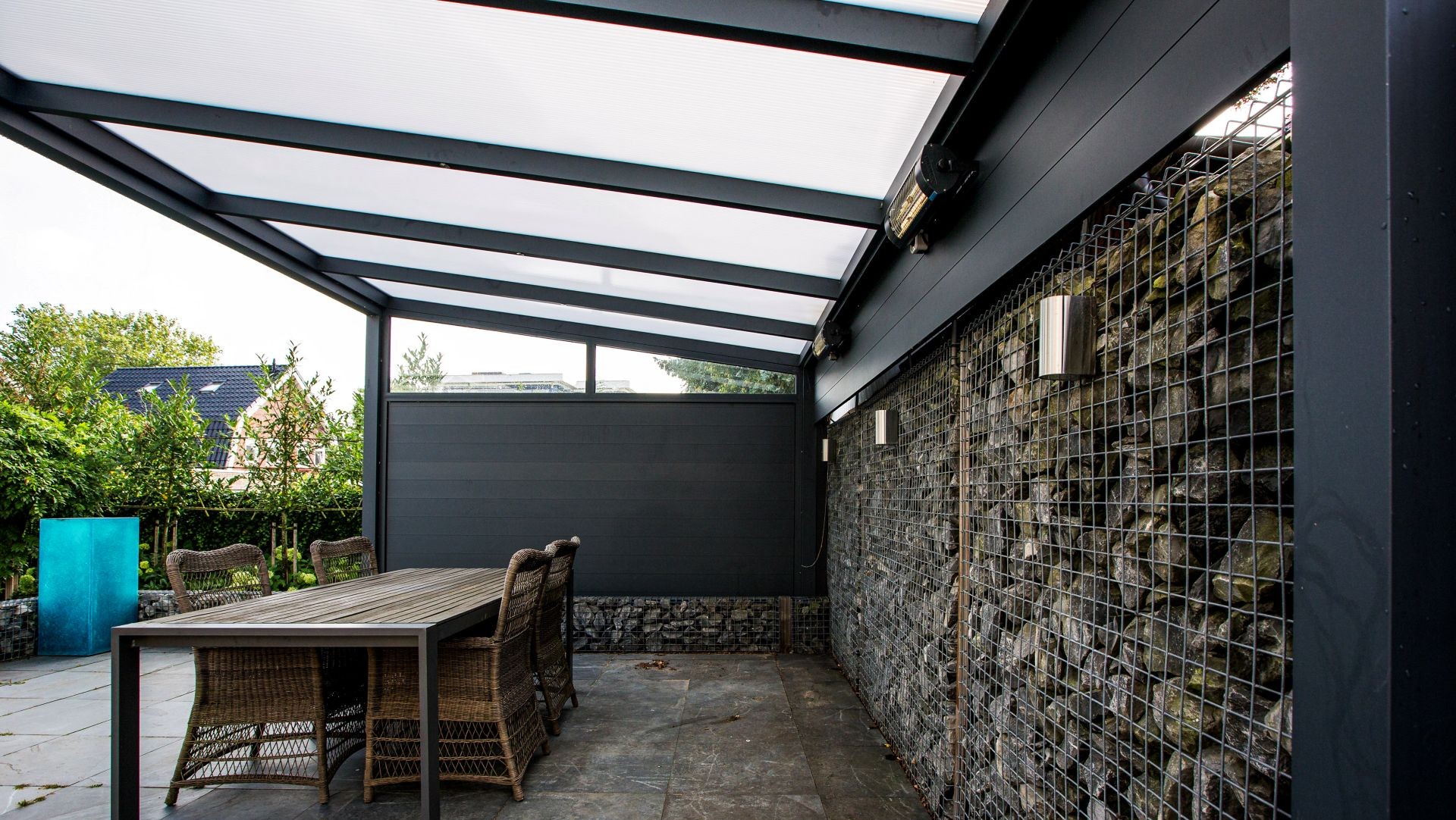 Overdekt terras met aluminium veranda en comfortabele buitenruimte voor lange zomeravonden