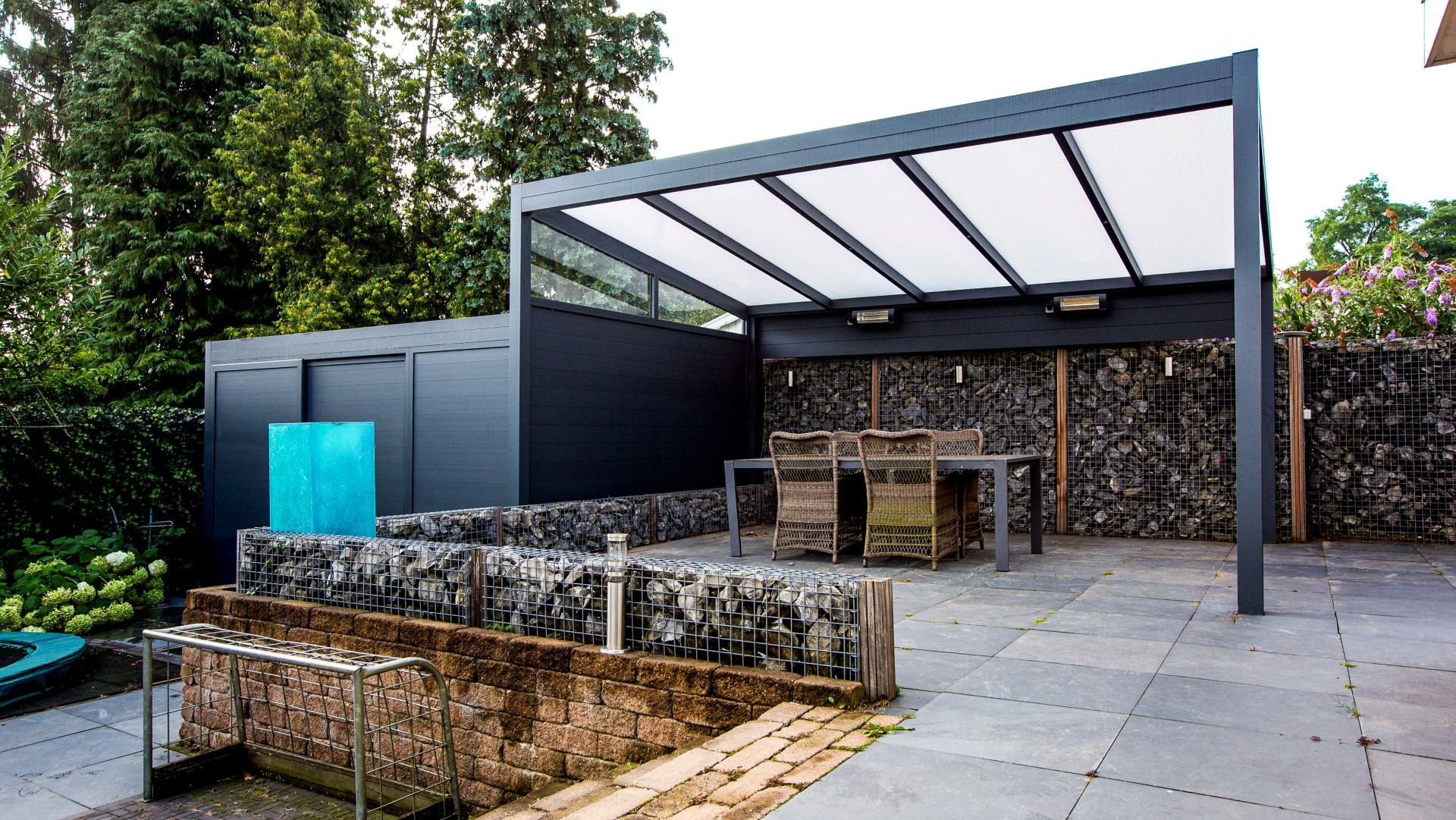 Luxe terrasoverkapping met ruime eethoek en beschutte buitenruimte in de tuin