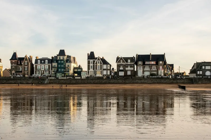 Houses in front of shrinking tides