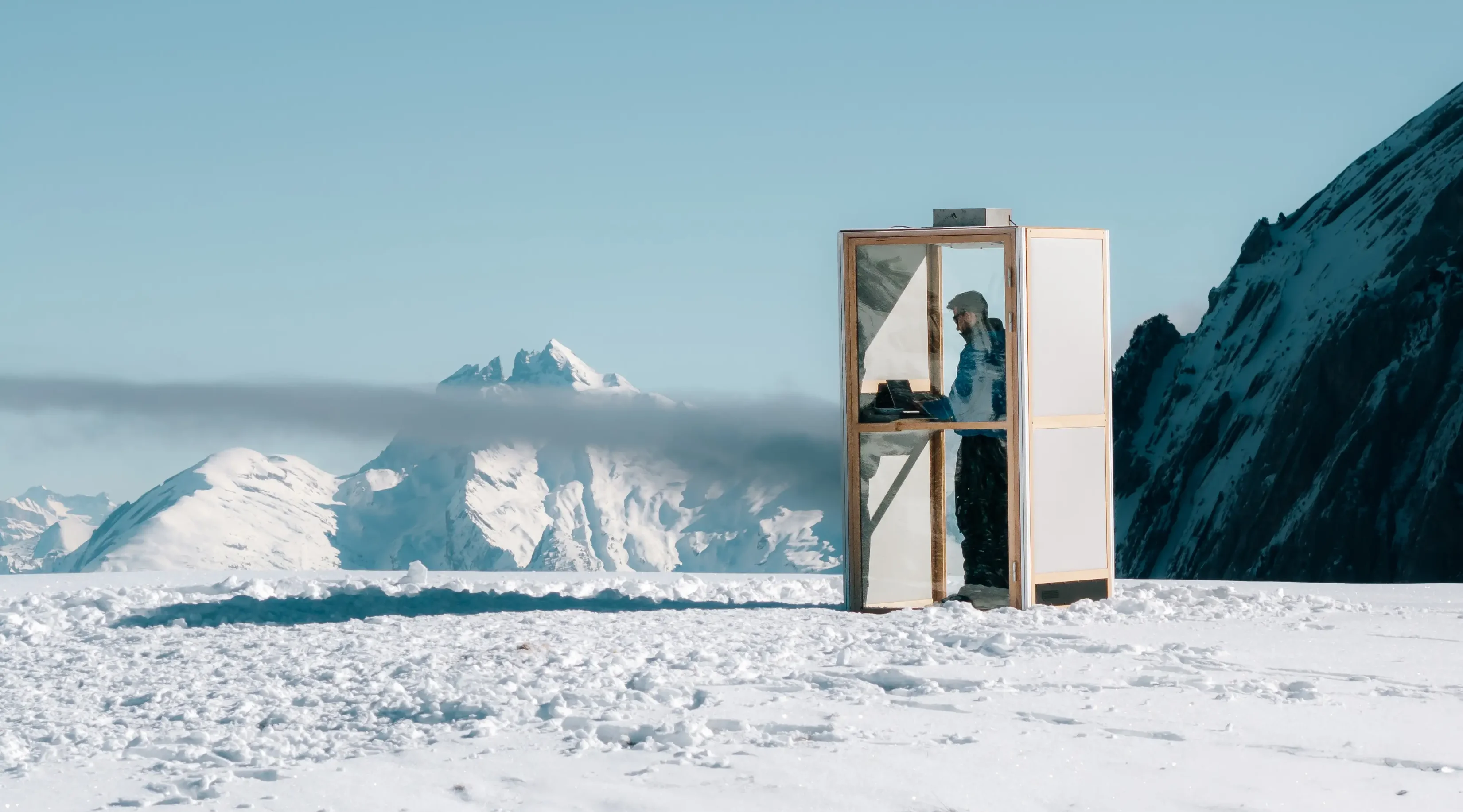 Poste de travail modulaire installé en montagne à 2000 mètres – illustration de l’architecture adaptative et de l’aménagement de bureaux flexibles