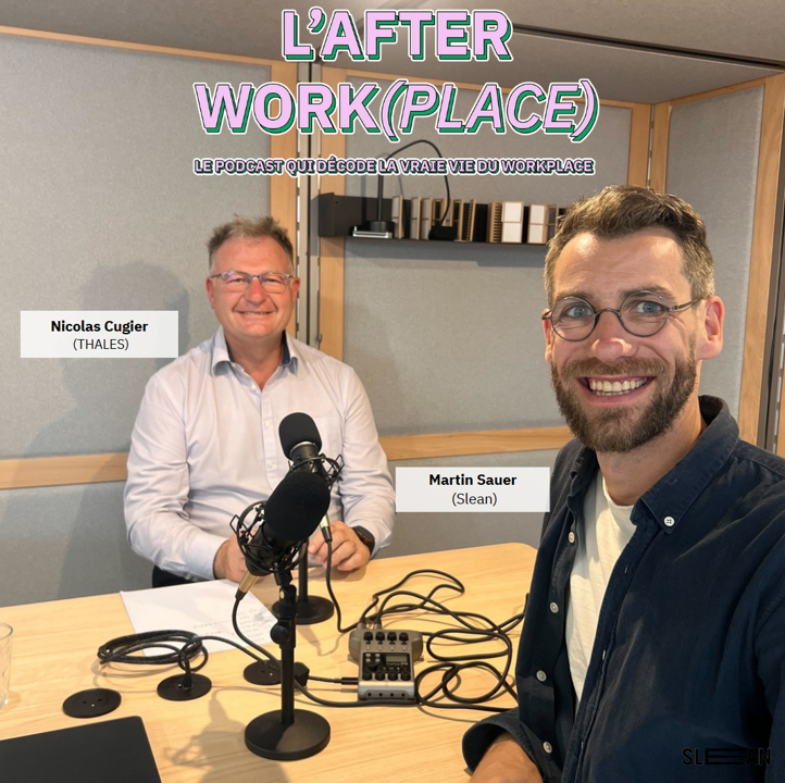 Enregistrement du podcast L’After Work(place de Slean : deux personnes souriantes en studio, assises devant des micros et une console audio sur une table en bois, logo Slean en bas à droite.
