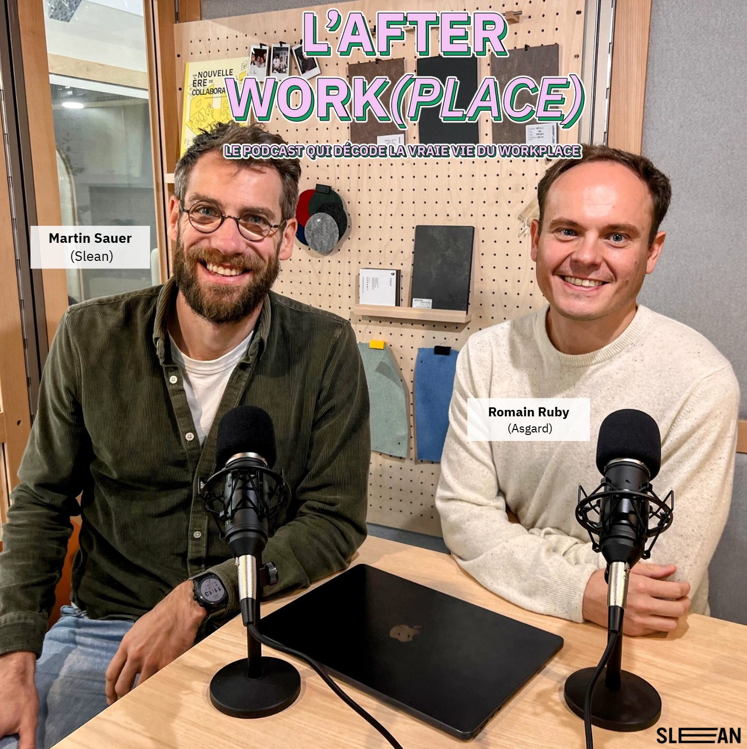 Enregistrement du podcast « L’Afterwork(place) » : l’hôte ( Martin Sauer Slean) et son invité ( Romain Ruby Asgard) souriants, assis devant deux micros avec un ordinateur portable sur la table dans une salle modulaire Métropole.
