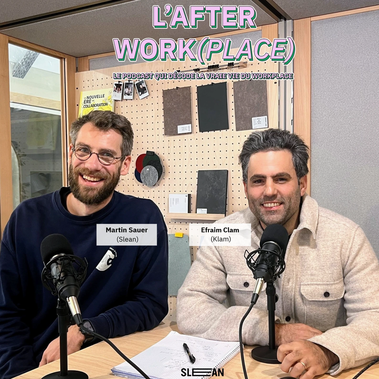 Deux intervenants souriants enregistrent un épisode du podcast “L’After Work(place) – le podcast qui décode la vraie vie du workplace” dans un studio, micros posés sur la table, échantillons de matériaux en arrière-plan ; logo Slean en bas