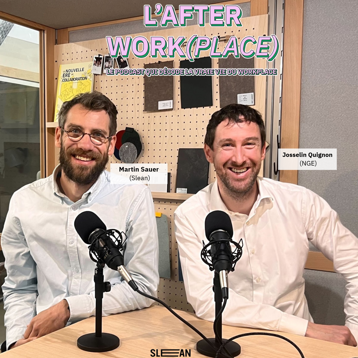 Photo de l'enregistrement du podcast L'AFTER WORK(PLACE) de Slean. Martin Sauer (à gauche, lunettes) interviewe Josselin Quignon (à droite, chemise blanche, NGE) assis face à des microphones. Le titre du podcast et les noms des invités sont visibles.