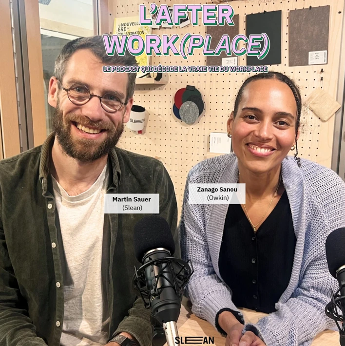 Visuel d’un épisode de « L’After Work(place) » : deux personnes souriantes assises côte à côte devant des micros, dans un studio Slean ; en haut, le texte « L’After Work(place) – le podcast qui décode la vraie vie du workplace ».