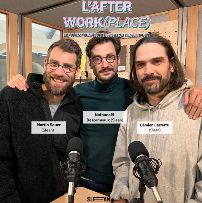 Photo de groupe montrant Martin Sauer, Nathanaël Desormeaux et Damien Carrette de l'équipe Slean, posant ensemble et souriants dans un studio d'enregistrement avec des microphones au premier plan. Le titre du podcast « L'AFTER WORK(PLACE) 