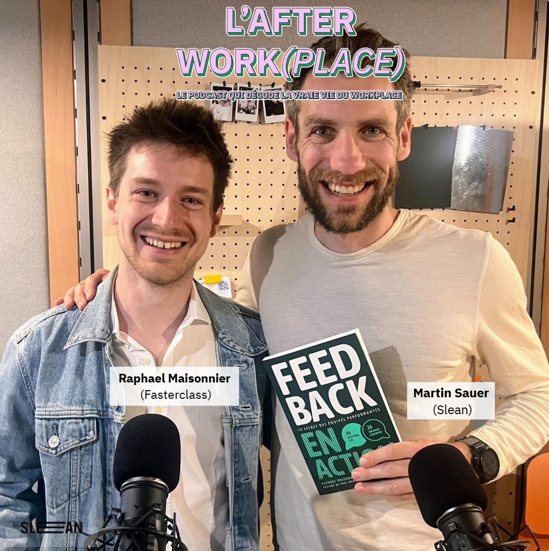 Photo de l’épisode du podcast L’Afterwork(place) : deux intervenants souriants dans un studio, devant des micros, avec le livre “Feedback en action” mis en avant.