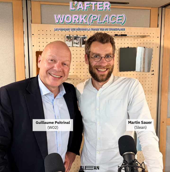 Guillaume Poitrinal (WO2) et Martin Sauer (Slean) souriants côte à côte lors de l'enregistrement d'un épisode du podcast L’After Work(place). L'image les montre derrière des microphones de studio, devant un panneau perforé en bois décoré d'échantillons et 