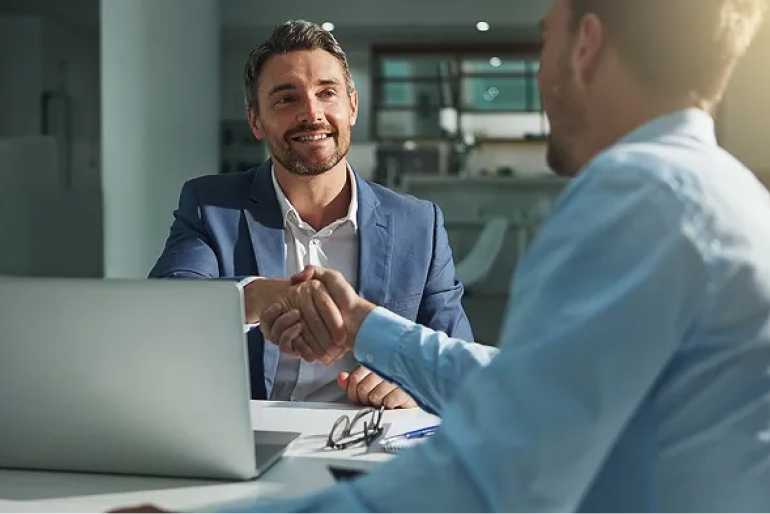 Profissionais da LocX finalizando uma renegociação de aluguel comercial