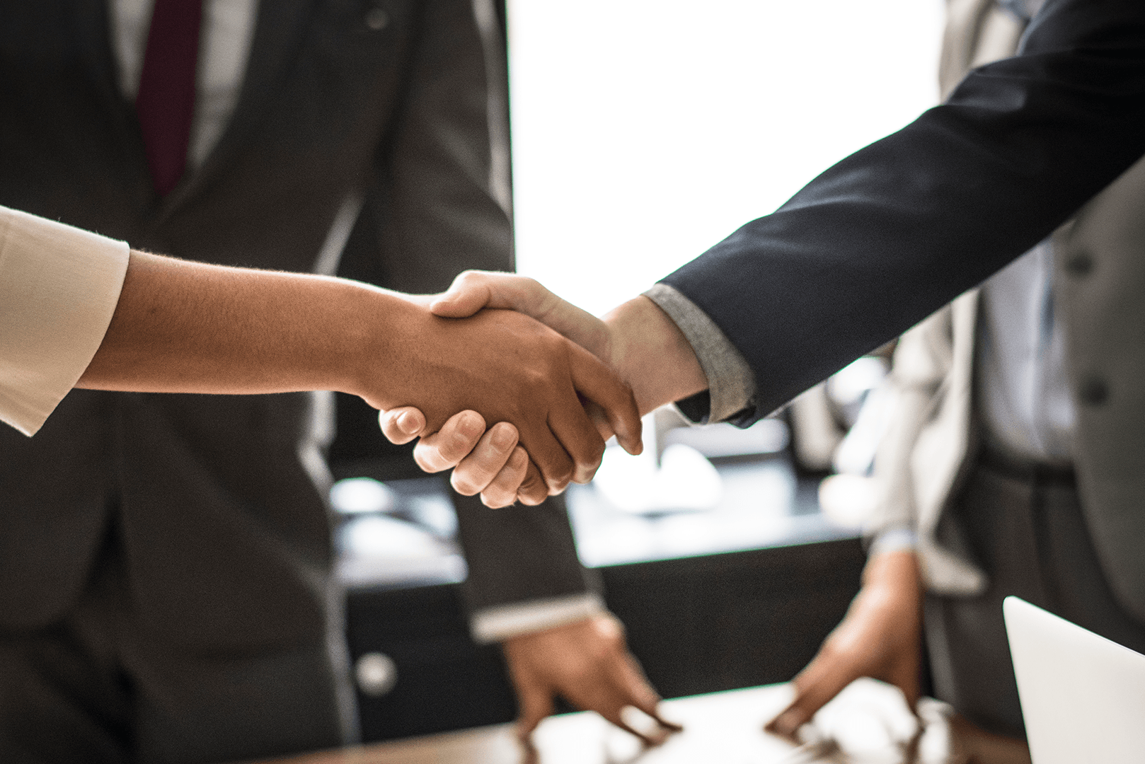 Interior de shopping center moderno com múltiplos andares, escadas rolantes e lojas ao fundo, representando o ambiente de varejo em pontos comerciais de alto custo de ocupação