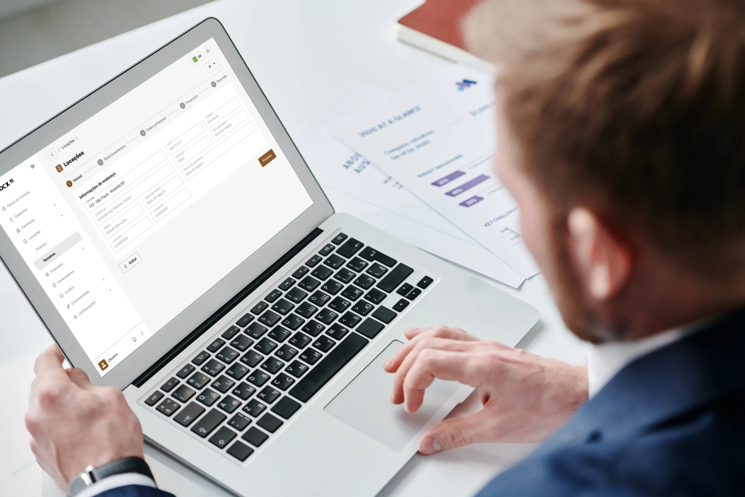 Gestor utilizando sistema de gestão imobiliária LocX para cadastrar informações de localização de imóvel em portfólio