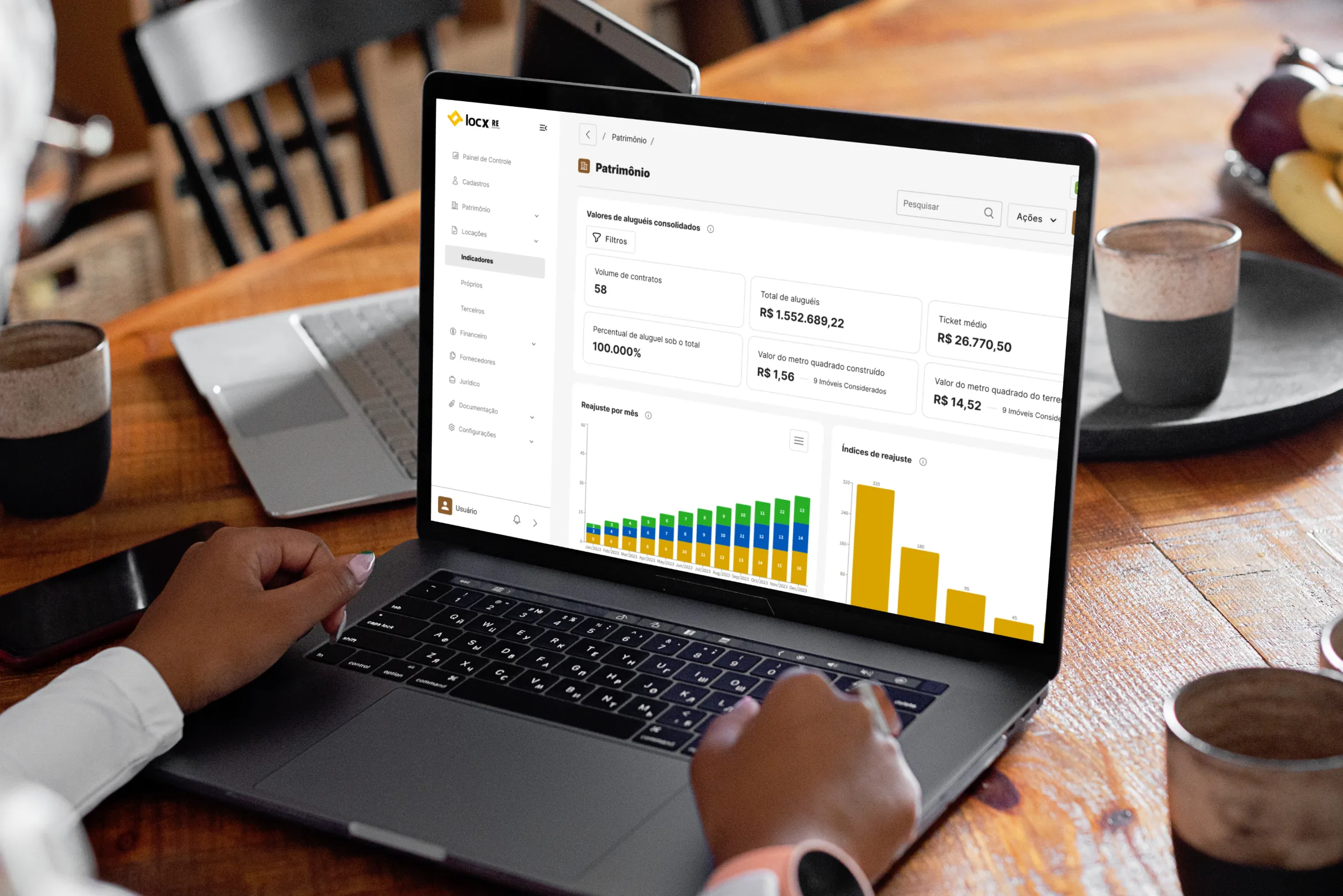 Dashboard RE Patrimonial exibindo indicadores consolidados de patrimônio imobiliário com volume de contratos, total de aluguéis e gráficos de reajuste mensal