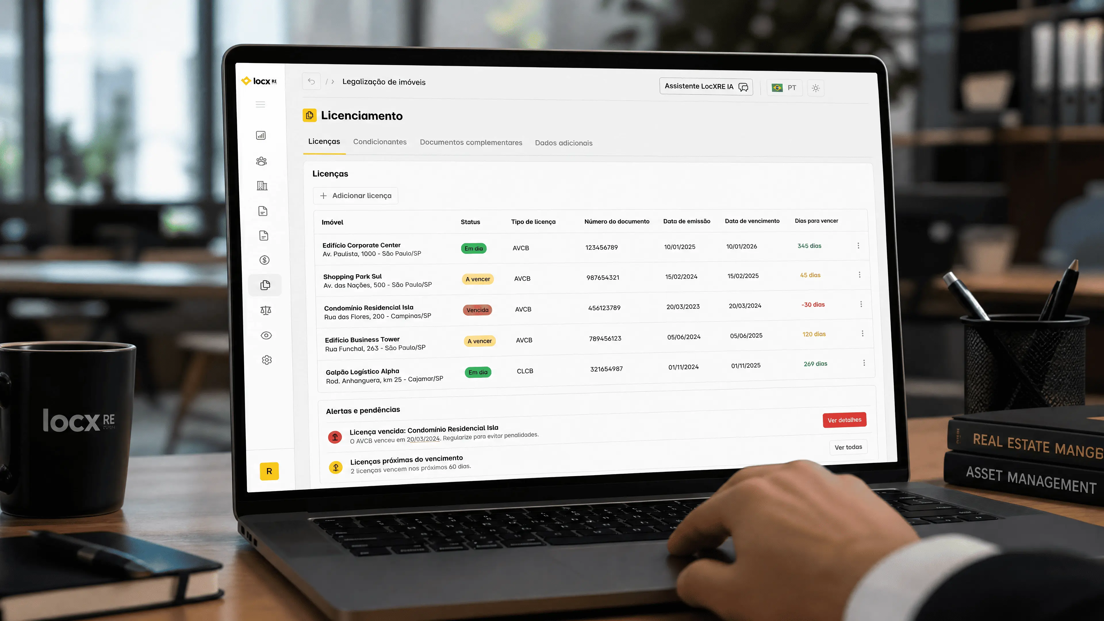 Painel de controle de licenças e AVCB em sistema de gestão imobiliária