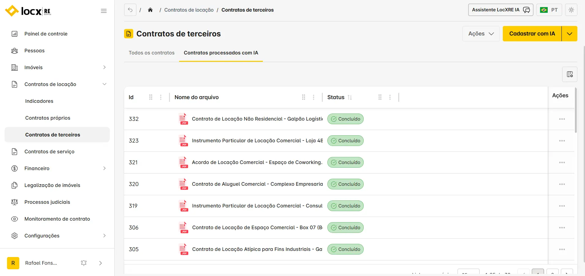 Tela do LocXRE na área de contratos processados com IA, exibindo arquivos PDF de contratos comerciais com status concluído e opção de cadastrar novos contratos com IA.