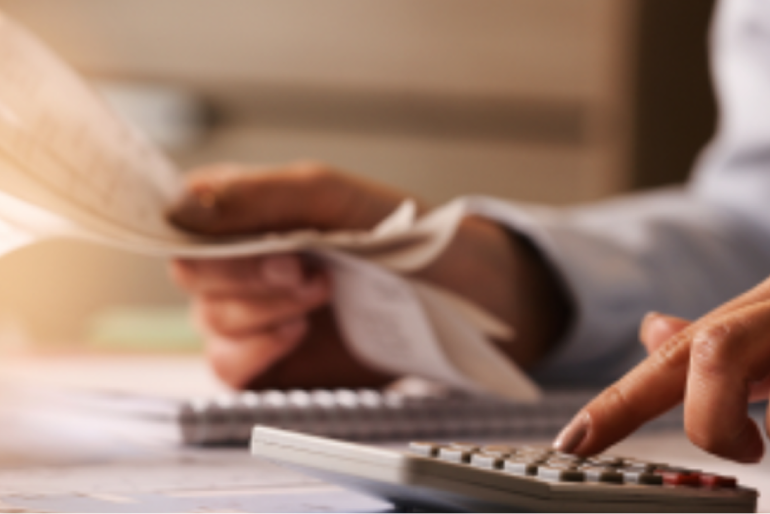 Diretor financeiro revisando relatório de auditoria de pagamento de aluguel