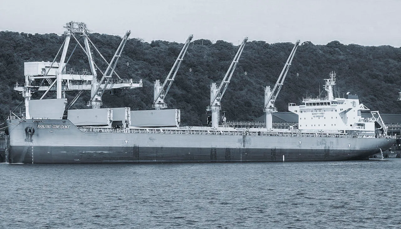 Multipurpose vessel Nanjing Confidence at port: Featuring independent ship cranes for efficient breakbulk and project cargo ocean transportation.