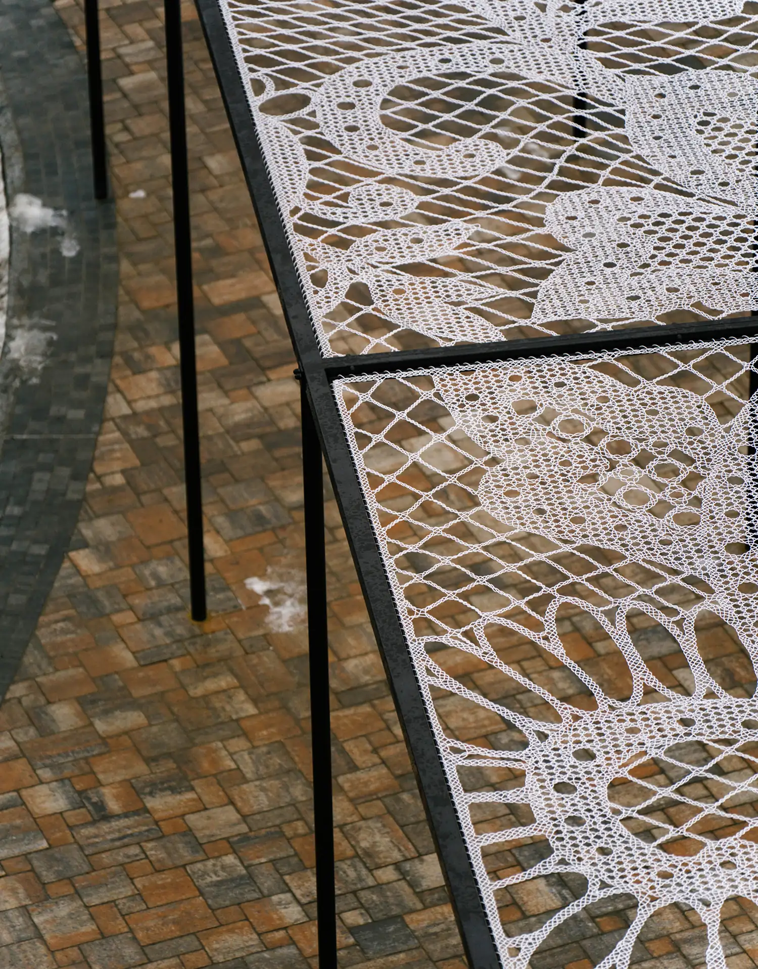 Four woven steel mesh panels transform the station entrance into a distinctive landmark. Created as part of Purple Path, the art and sculpture trail in the Chemnitz 2025 European Capital of Culture region, the installation connects public art with local identity. Inspired by the textile heritage of Annaberg-Buchholz, the design reinterprets traditional weaving techniques in a contemporary architectural form.